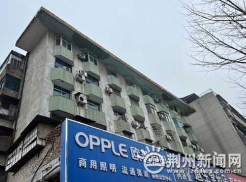 沙市區建材宿舍外墻脫落砸中陽臺，居民安全引擔憂